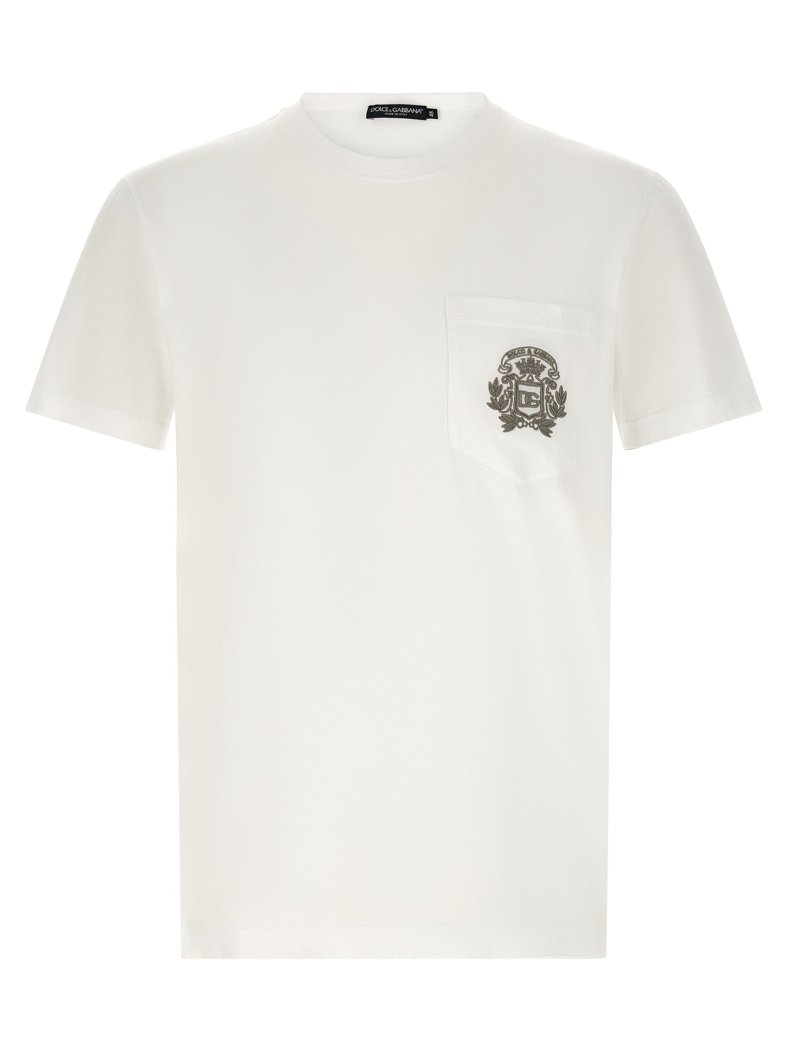 T-shirt blanc en coton de Dolce & Gabbana, vêtement décontracté avec logo subtil, porté sur un mannequin.