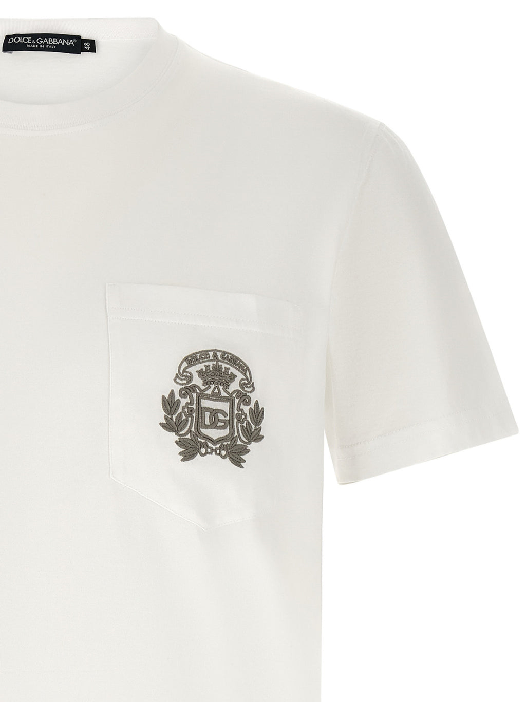 T-shirt blanc en coton de la marque Dolce & Gabbana, affichant un design simple et élégant, porté sur un mannequin.