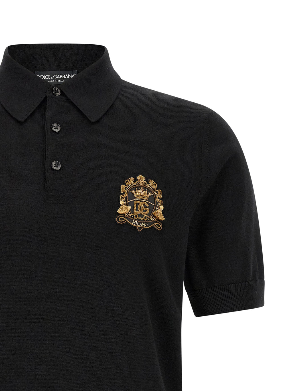 Chemise polo en laine vierge noire Dolce & Gabbana, détail du col et du logo, vue de face.