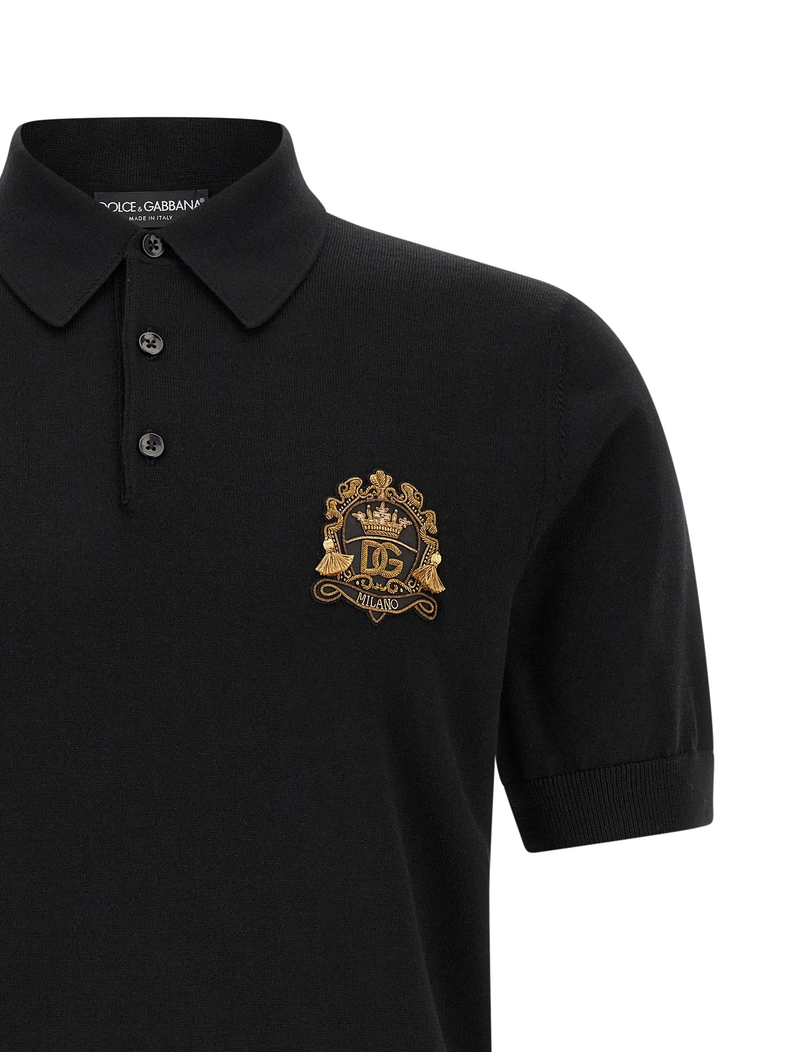Chemise polo en laine vierge noire Dolce & Gabbana, détail du col et du logo, vue de face.