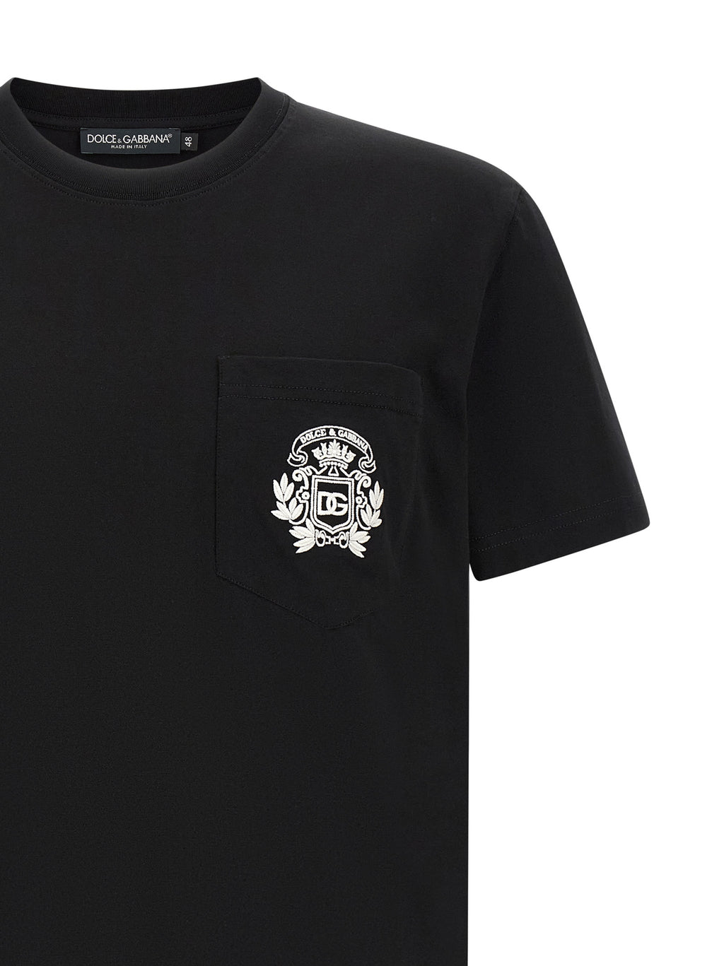 T-shirt en coton noir Dolce & Gabbana, coupe classique, logo discret, porté sur mannequin.
