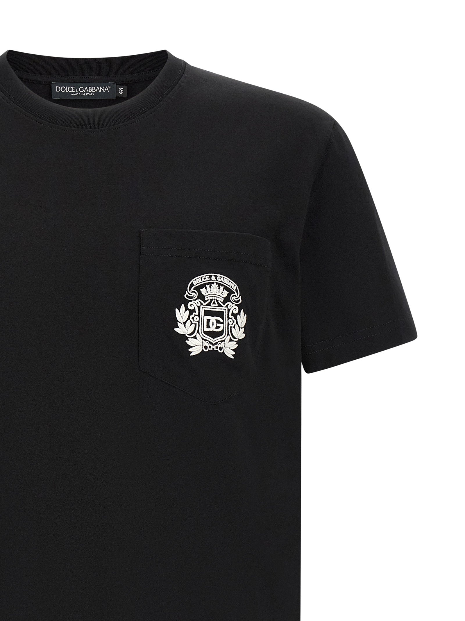 T-shirt en coton noir Dolce & Gabbana, coupe classique, logo discret, porté sur mannequin.