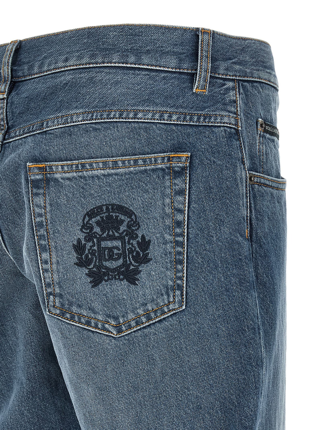 Jeans droit en coton bleu de Dolce & Gabbana, style classique, visible avec détails de couture et ceinture.