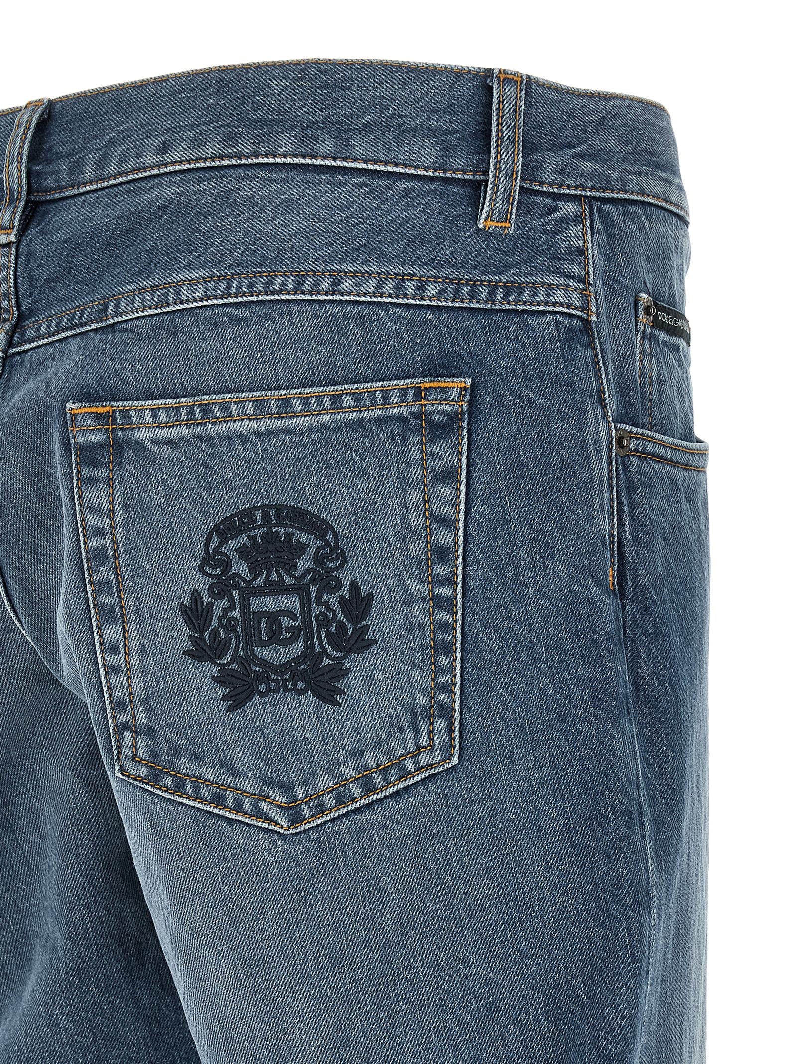 Jeans droit en coton bleu de Dolce & Gabbana, style classique, visible avec détails de couture et ceinture.