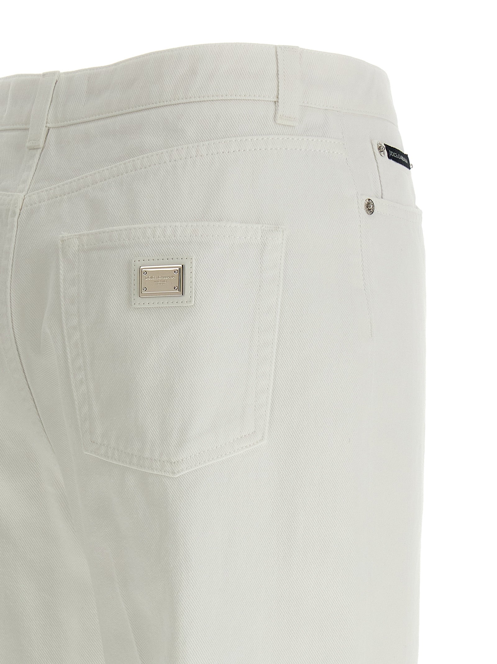 Jeans évasés en coton blanc de Dolce & Gabbana, style décontracté et tendance, avec coupe fluide et détails modernes.