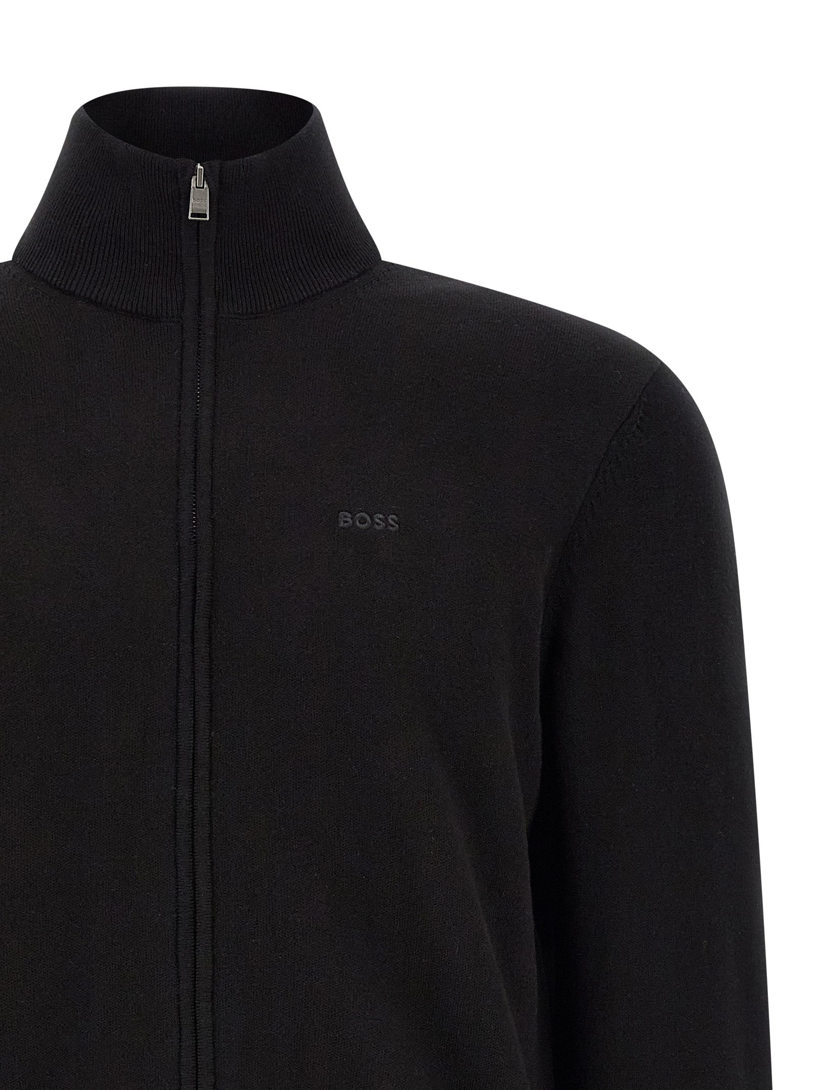 Cardigan en coton noir de la marque Hugo Boss, coupe classique avec boutons, porté sur un mannequin.