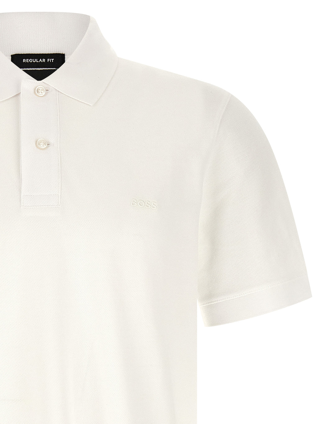 Chemise polo blanche en coton de la marque Hugo Boss, vue de face sur un mannequin.