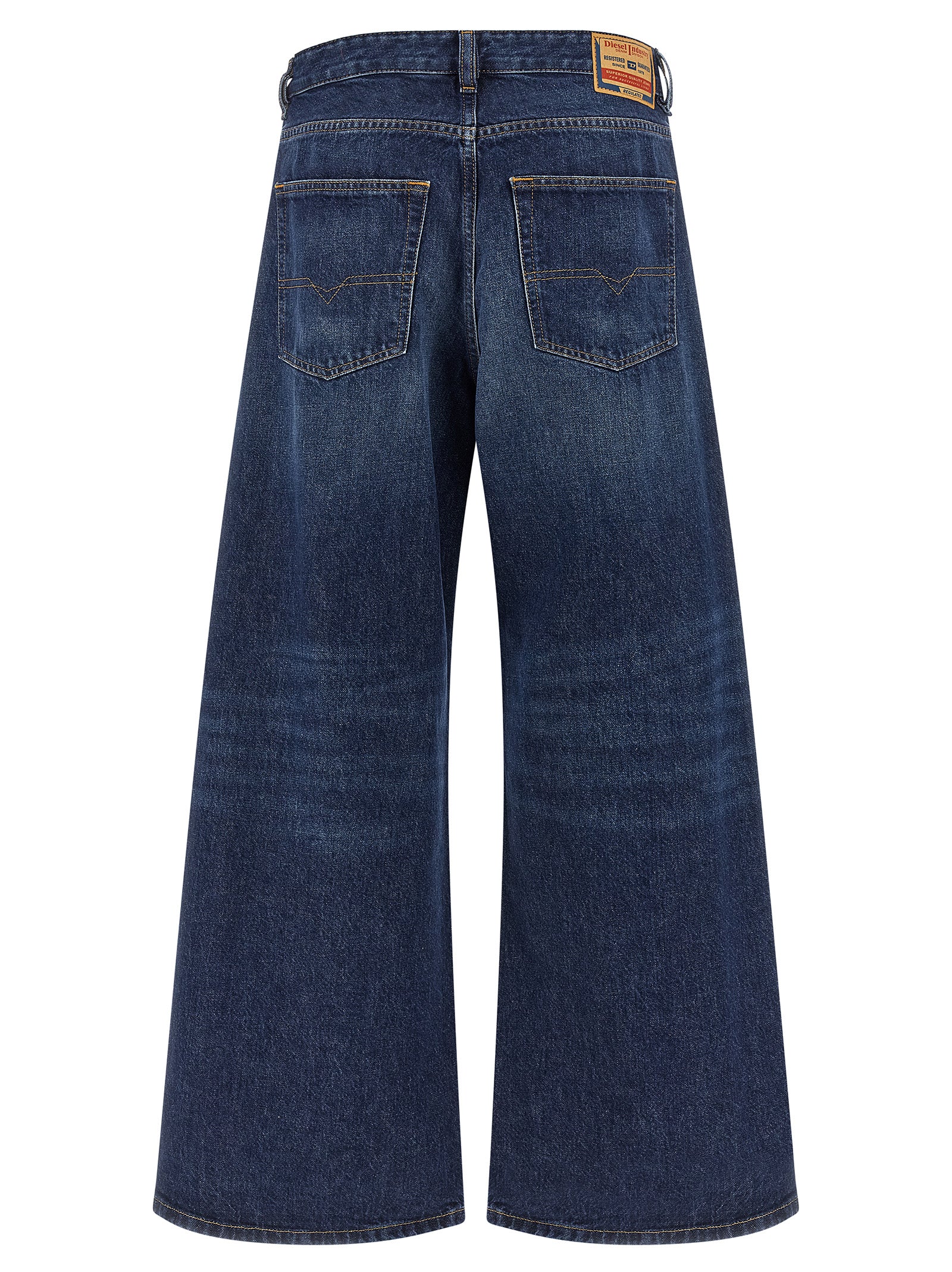 Jeans en denim bleu en coton de la marque Diesel, coupe classique, visibles avec détails de coutures et poche arrière.