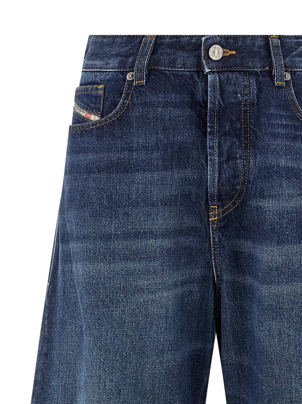 Jeans en denim bleu en coton de la marque Diesel, coupe classique, visibles en gros plan sur l'image.