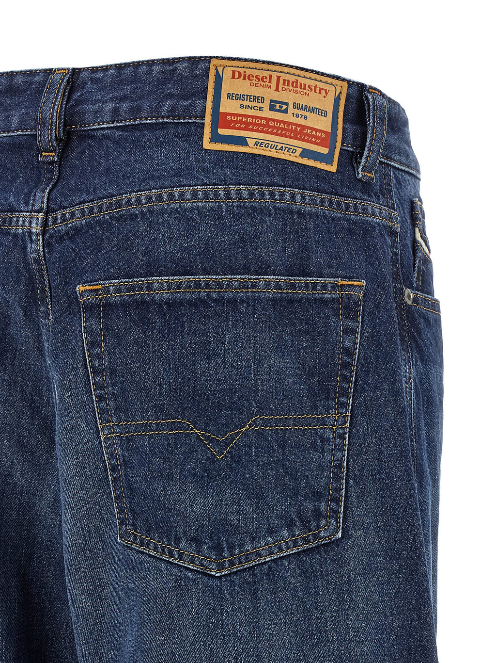 Jeans en denim bleu en coton de la marque Diesel, coupe classique avec détails de couture visibles.