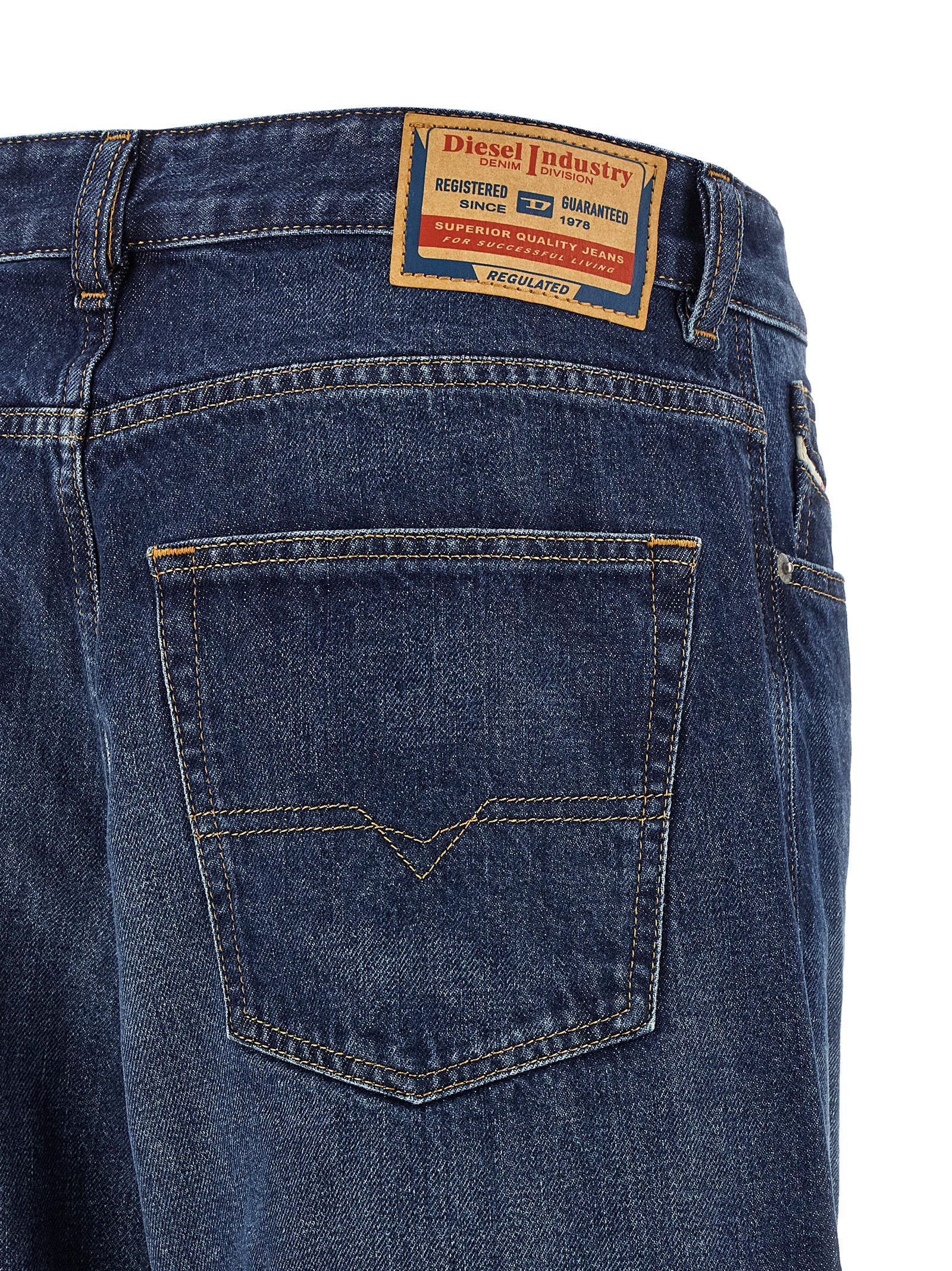 Jeans en denim bleu en coton de la marque Diesel, coupe classique avec détails de couture visibles.
