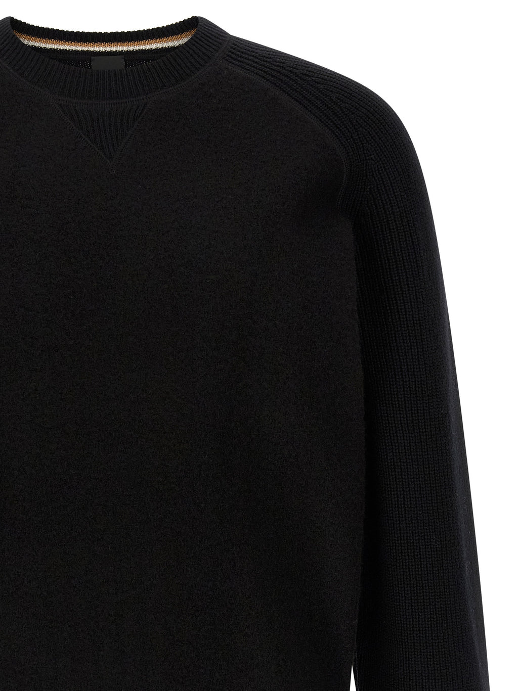 Cardigan en laine vierge noire de la marque Hugo Boss, coupe classique, porté sur un mannequin.