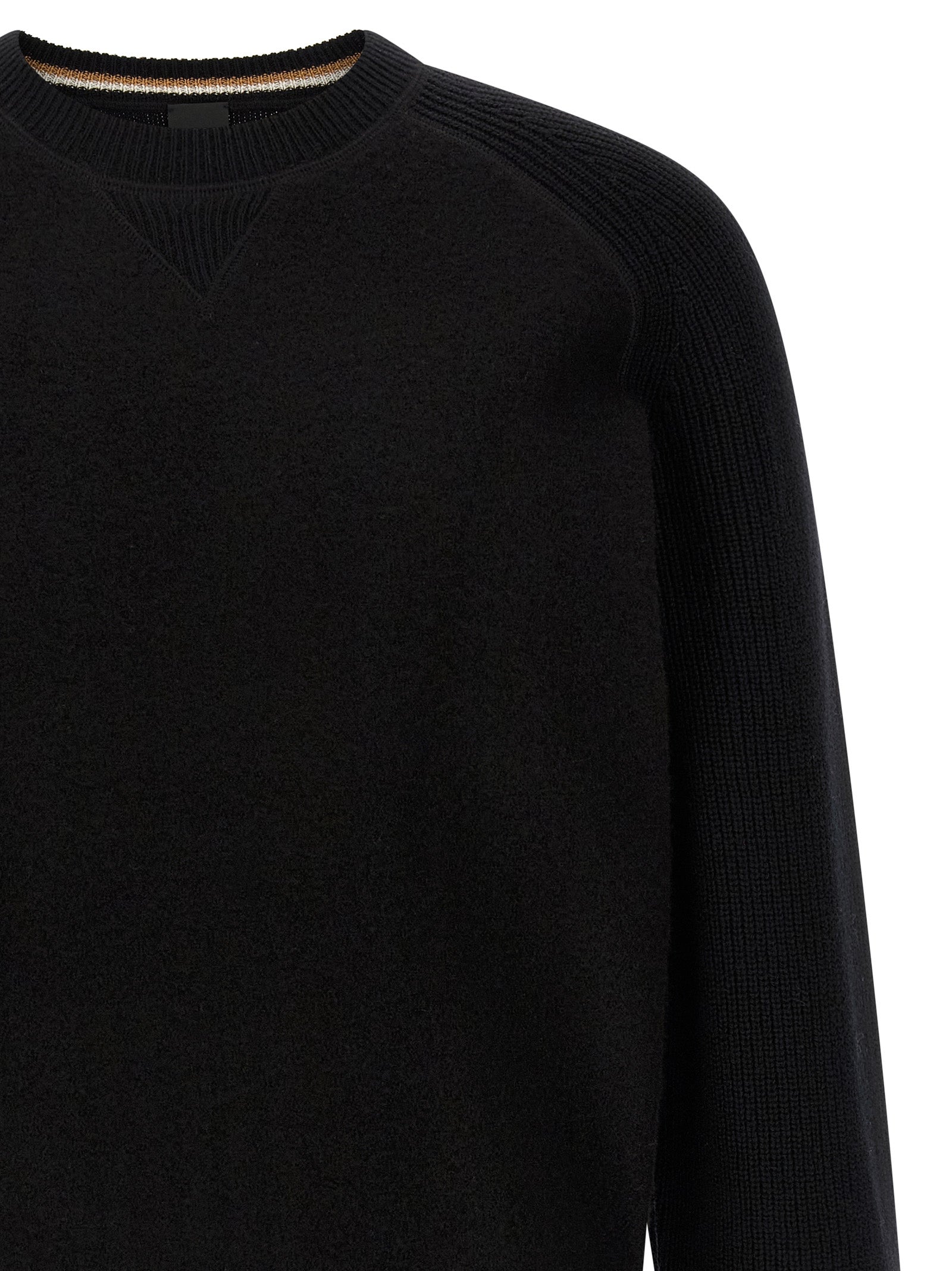 Cardigan en laine vierge noire de la marque Hugo Boss, coupe classique, porté sur un mannequin.