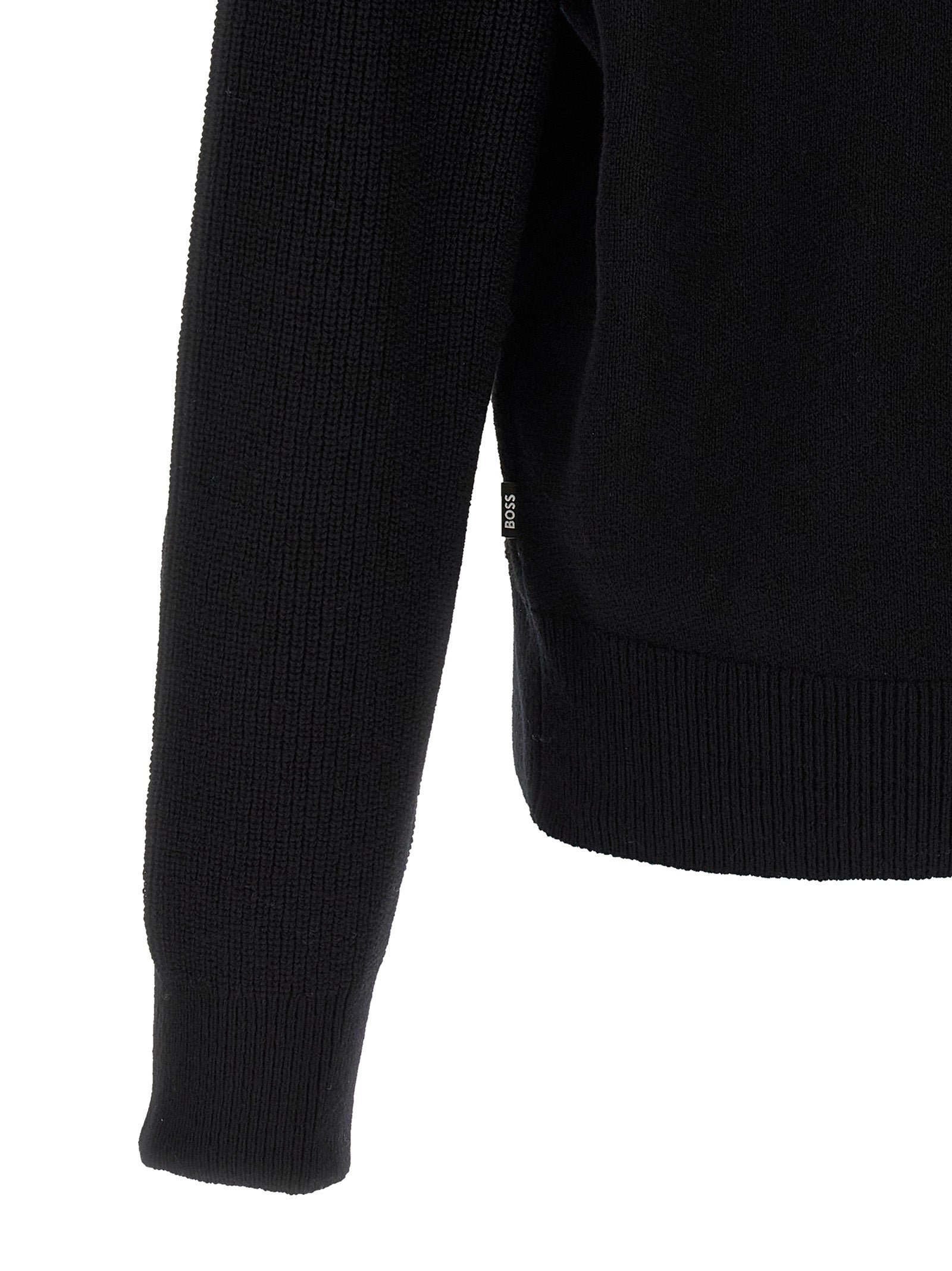 Gilet en laine vierge noire de Hugo Boss, cardigan élégant avec boutons, porté sur un mannequin.