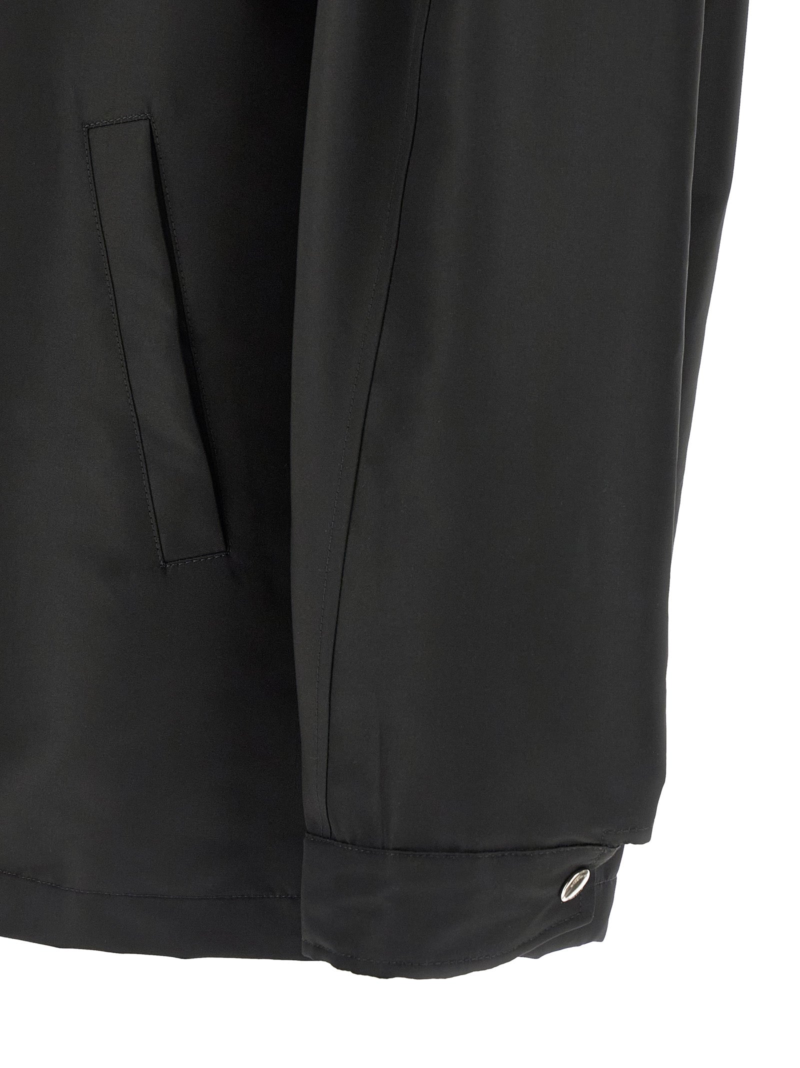 Veste en polyester noire Givenchy, style élégant avec détails modernes, vue de face sur fond neutre.