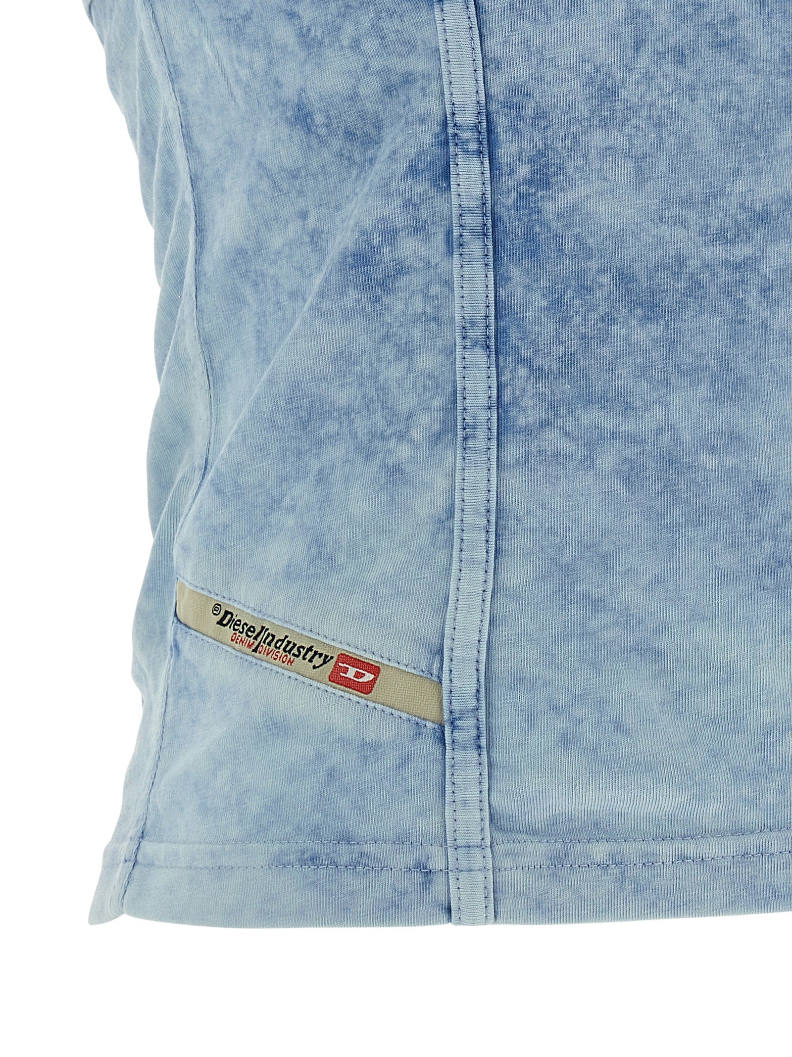 Haut en coton bleu Diesel, style décontracté et confortable, visible sur fond neutre.