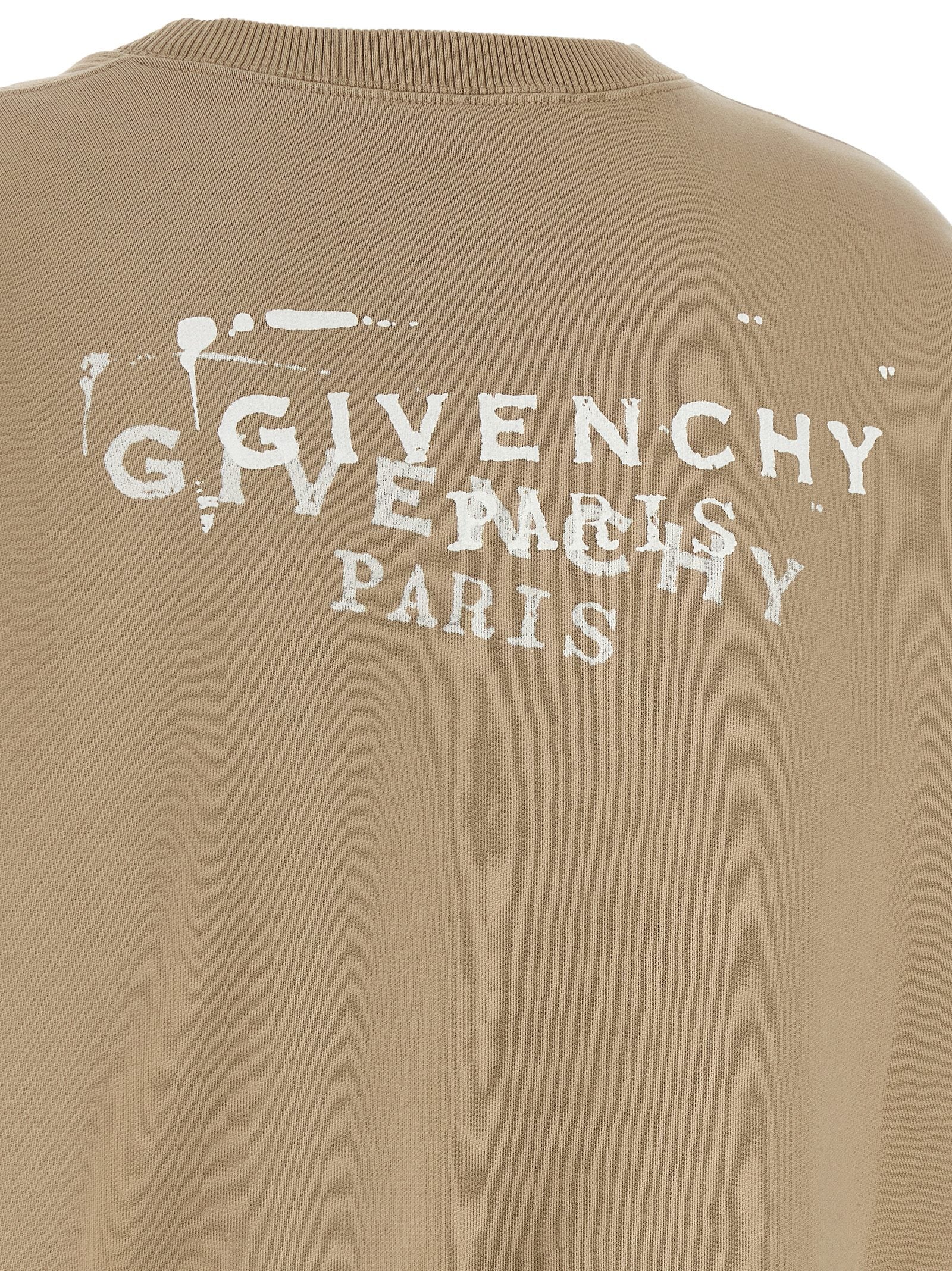 Sweatshirt en coton beige Givenchy avec logo discret, manches longues et coupe décontractée, vue de face.