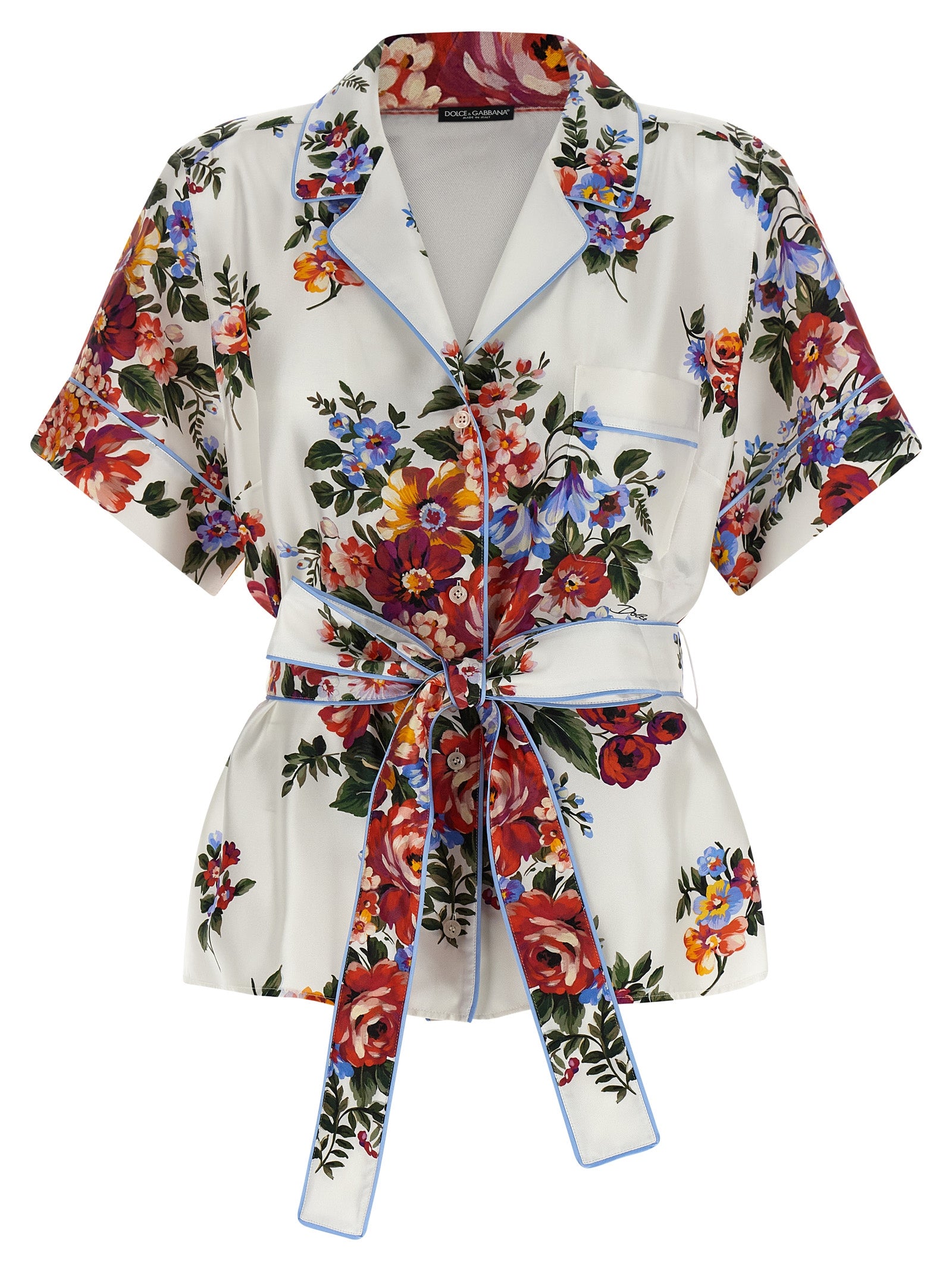 Chemise en soie blanche Dolce & Gabbana, élégante et fluide, avec col classique et manches longues, portée façon sophistiquée.