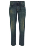 Jeans en coton bleu Dolce & Gabbana à coupe droite, style classique et confortable, visibles sur le mannequin.
