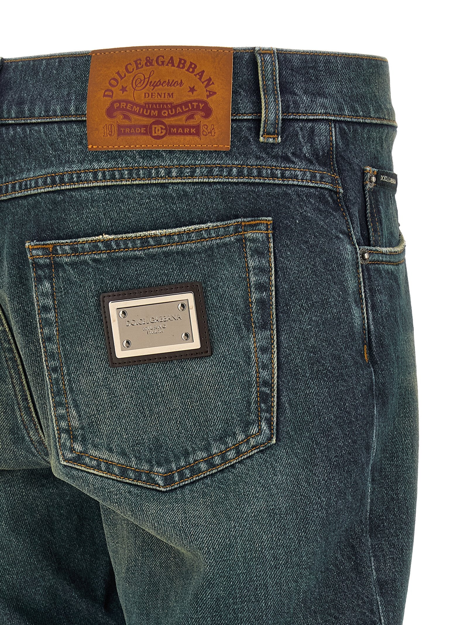 Jeans droits en coton bleu Dolce & Gabbana, style classique, visible sur un mannequin avec détails de couture.