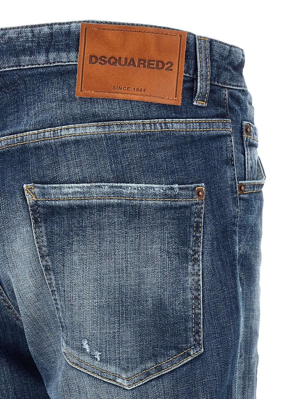 Jeans slim en coton bleu de Dsquared², coupe ajustée, détails classiques et style moderne visible sur l'image.