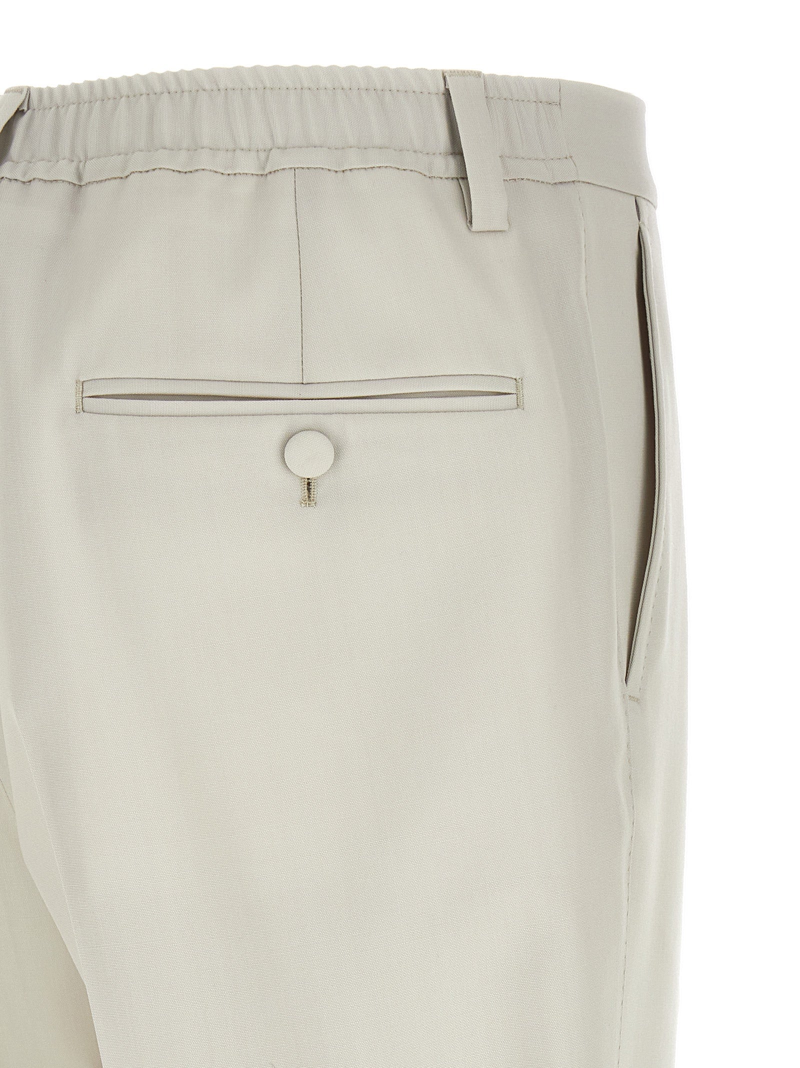 Pantalon de costume beige en laine vierge de Dolce & Gabbana, coupe élégante et finition soignée, porté sur un mannequin.