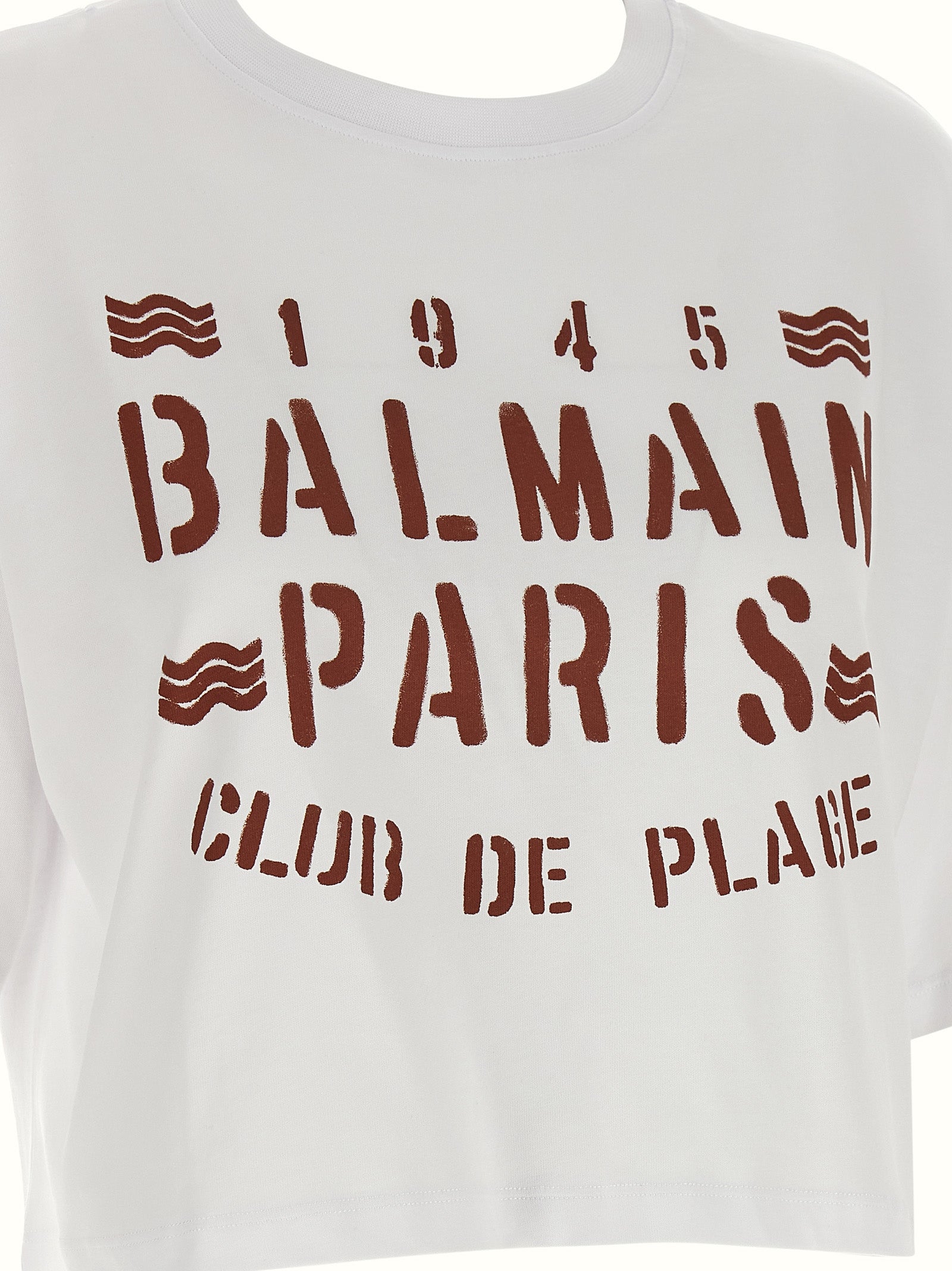 T-shirt blanc en coton de la marque Balmain, coupe classique avec logo discret, porté sur un mannequin.