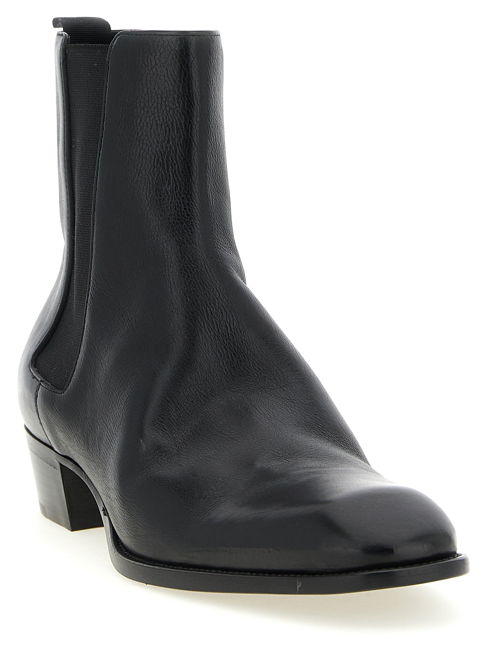 Bottes Chelsea en cuir de veau noir de Saint Laurent, élégantes et sophistiquées, avec semelle en caoutchouc et détails classiques.