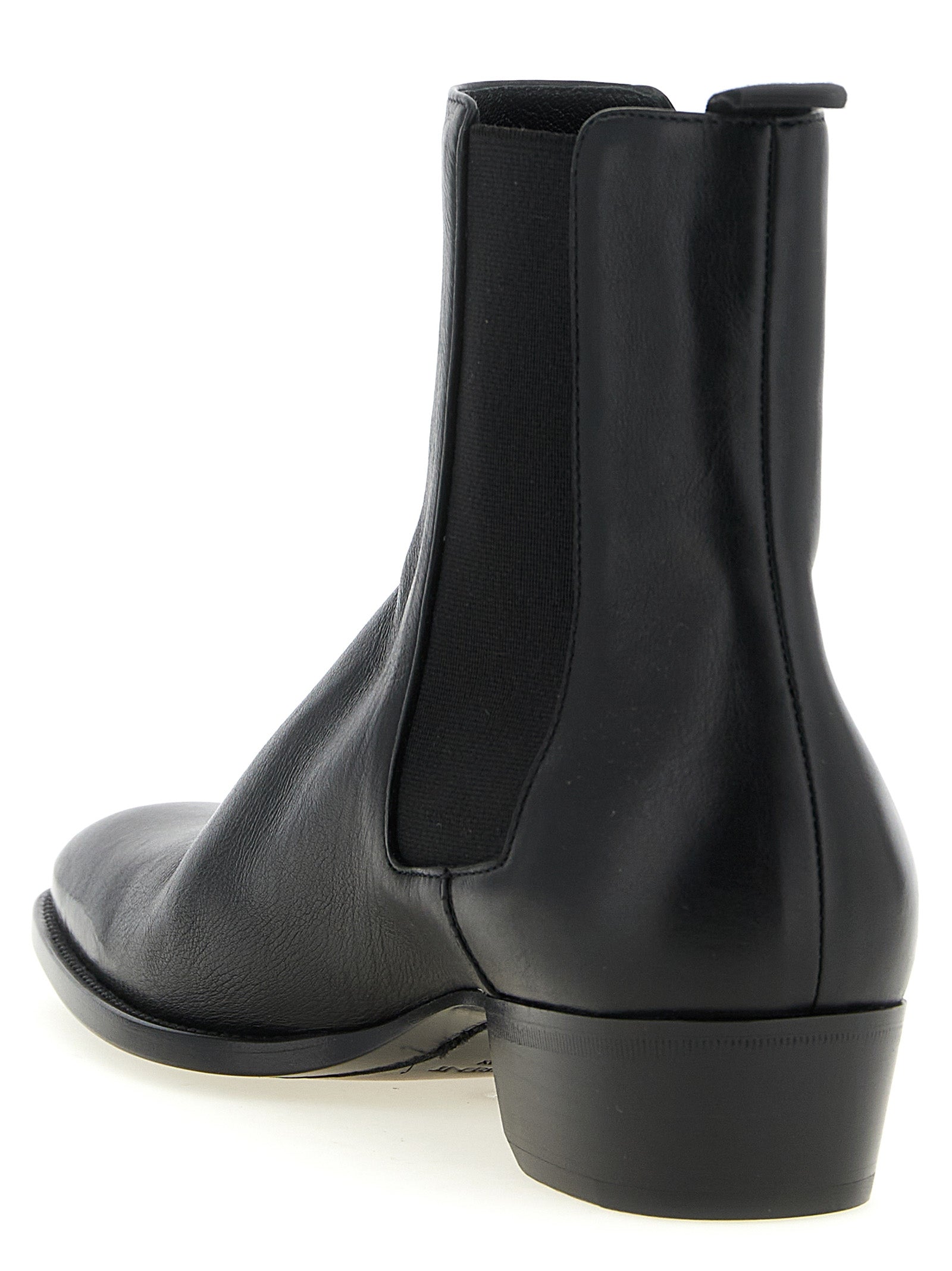 Bottes Chelsea Saint Laurent en cuir de veau noir, élégantes et sophistiquées, avec semelle en caoutchouc et design classique.