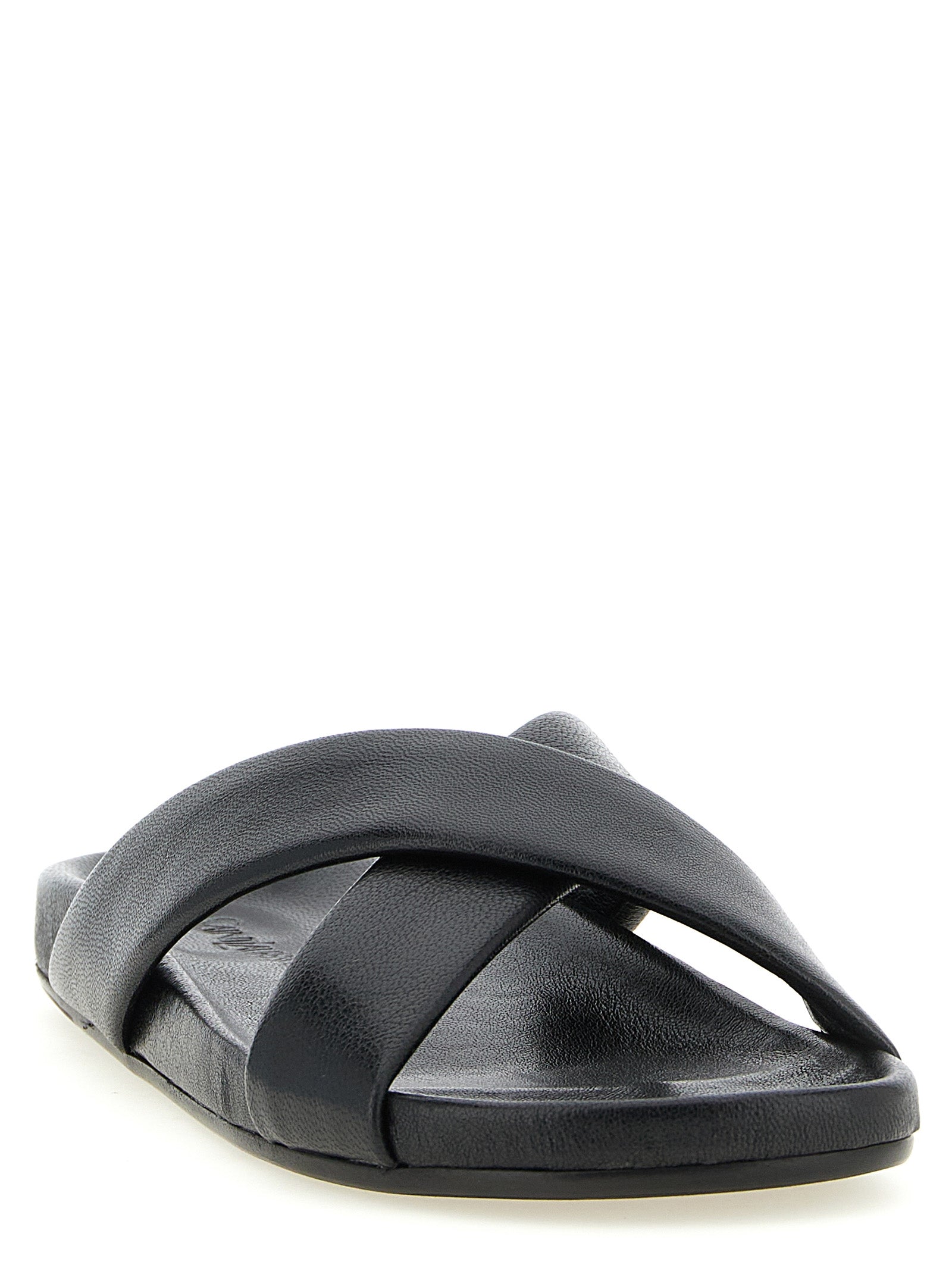 Sandales Saint Laurent en cuir d'agneau noir, élégantes et confortables, avec finition soignée et design moderne.