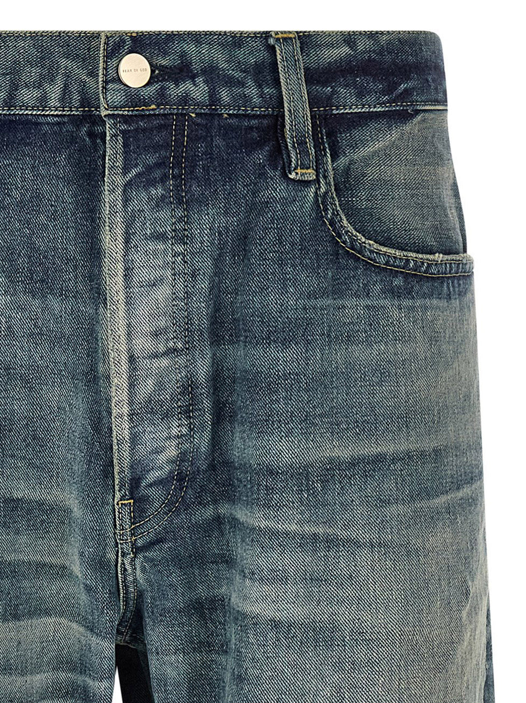 Jeans droits en coton bleu Fear Of God, style décontracté avec coupe droite, visibles en gros plan dans cette image.