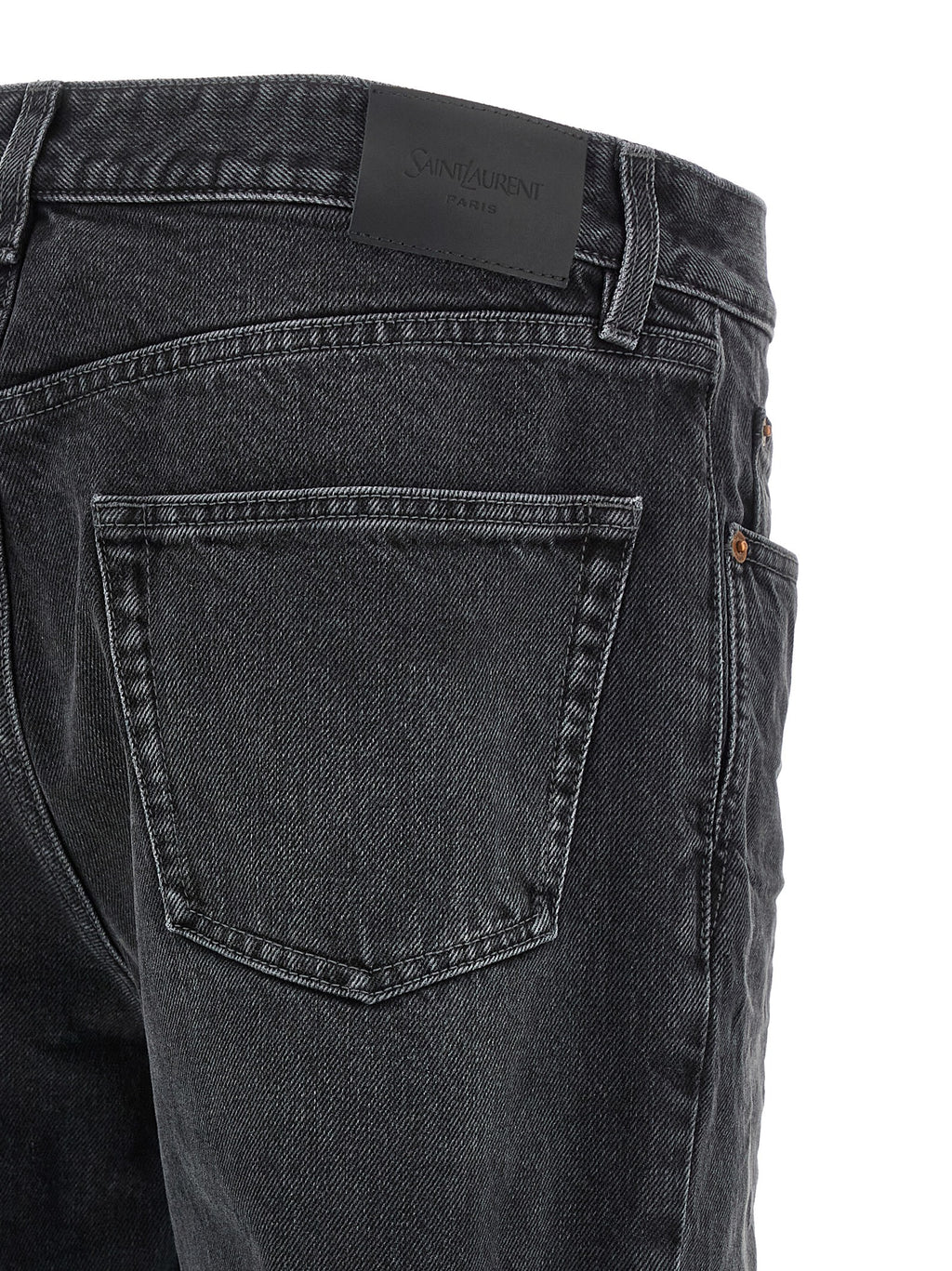 Jeans droits en coton noir de Saint Laurent, style classique, coupe droite, vue de face sur un modèle.