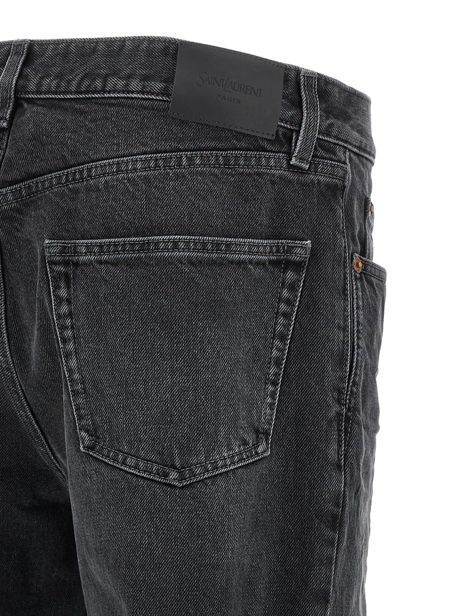 Jeans droits en coton noir de Saint Laurent, style classique, coupe droite, vue de face sur un modèle.