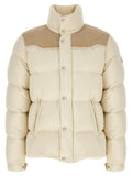Veste longue en polyamide beige Moncler, coupe-vent et chaud, avec capuche et fermeture zippée visible sur l'image.