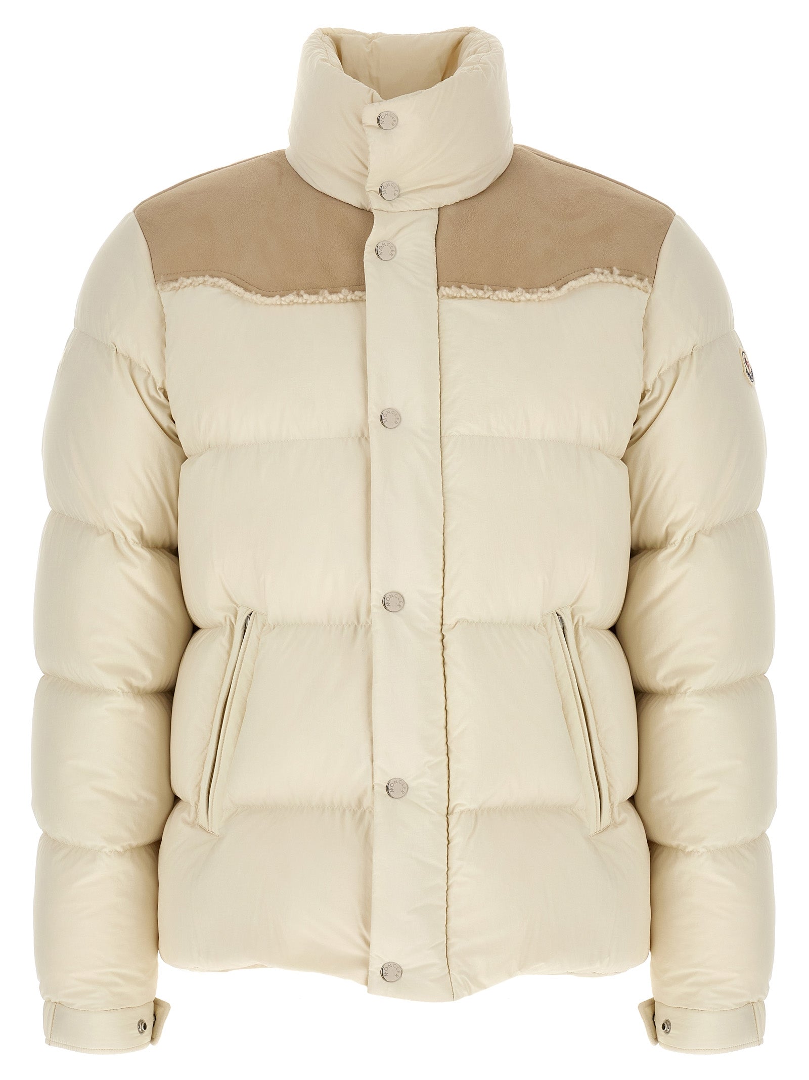 Veste longue en polyamide beige Moncler, coupe-vent et chaud, avec capuche et fermeture zippée visible sur l'image.