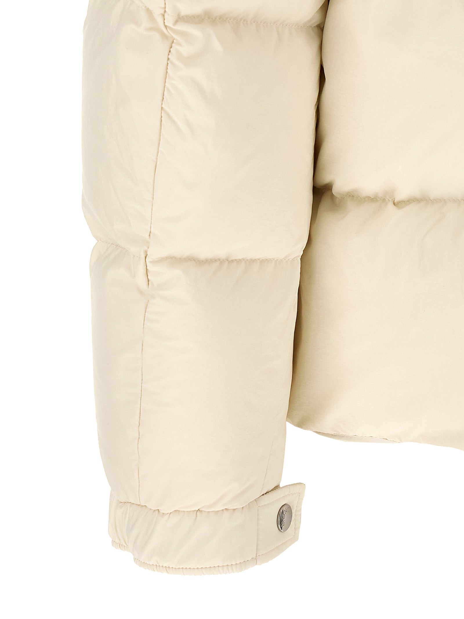 Veste longue beige en polyamide de Moncler, style élégant et chaud, avec capuche et fermeture éclair visible.