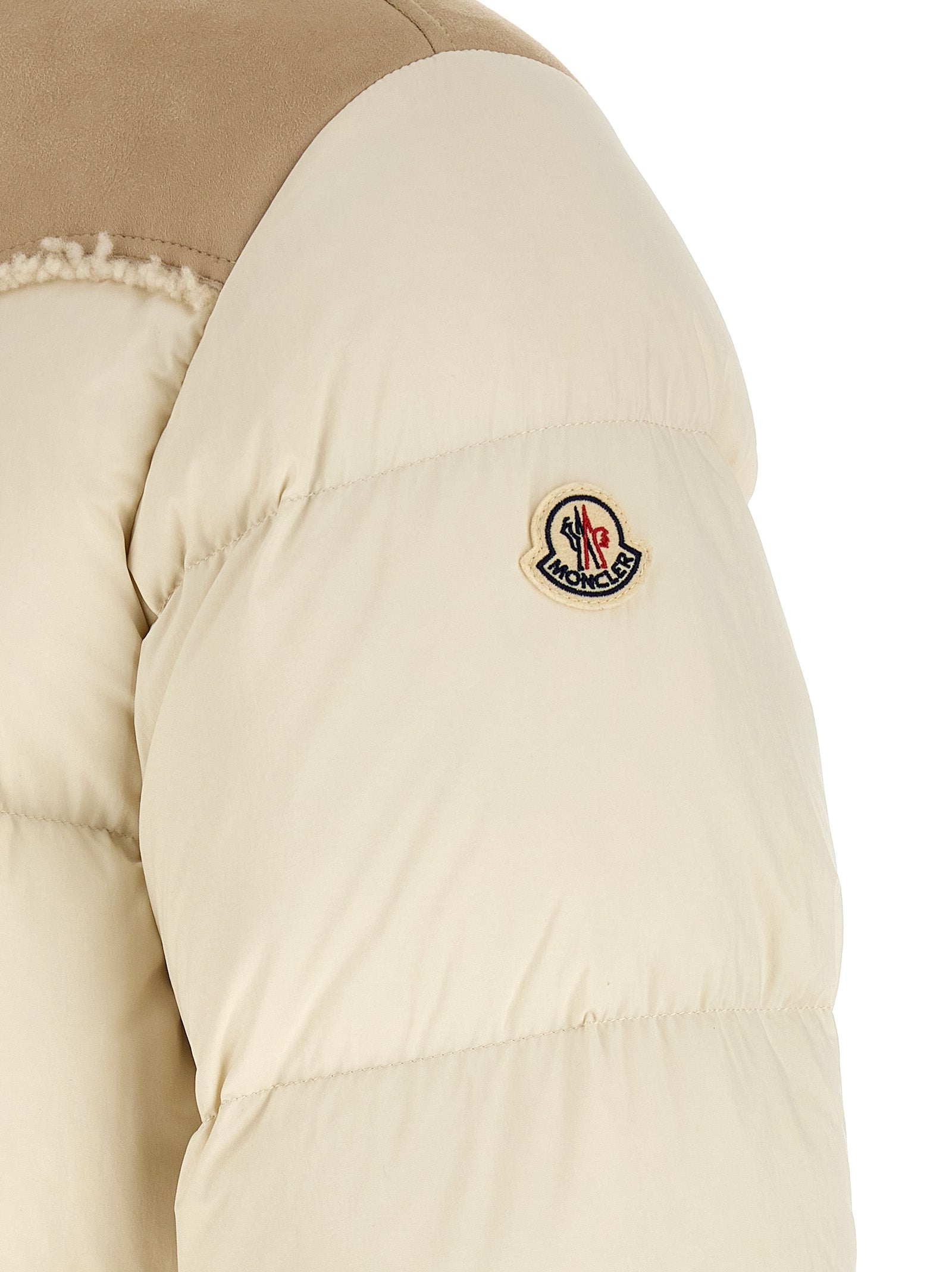 Veste longue beige en polyamide de Moncler, coupe classique avec capuche, fermeture zippée et design élégant.