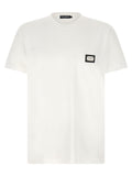 T-shirt en coton blanc Dolce & Gabbana, vêtement décontracté avec logo discret, porté sur un mannequin.