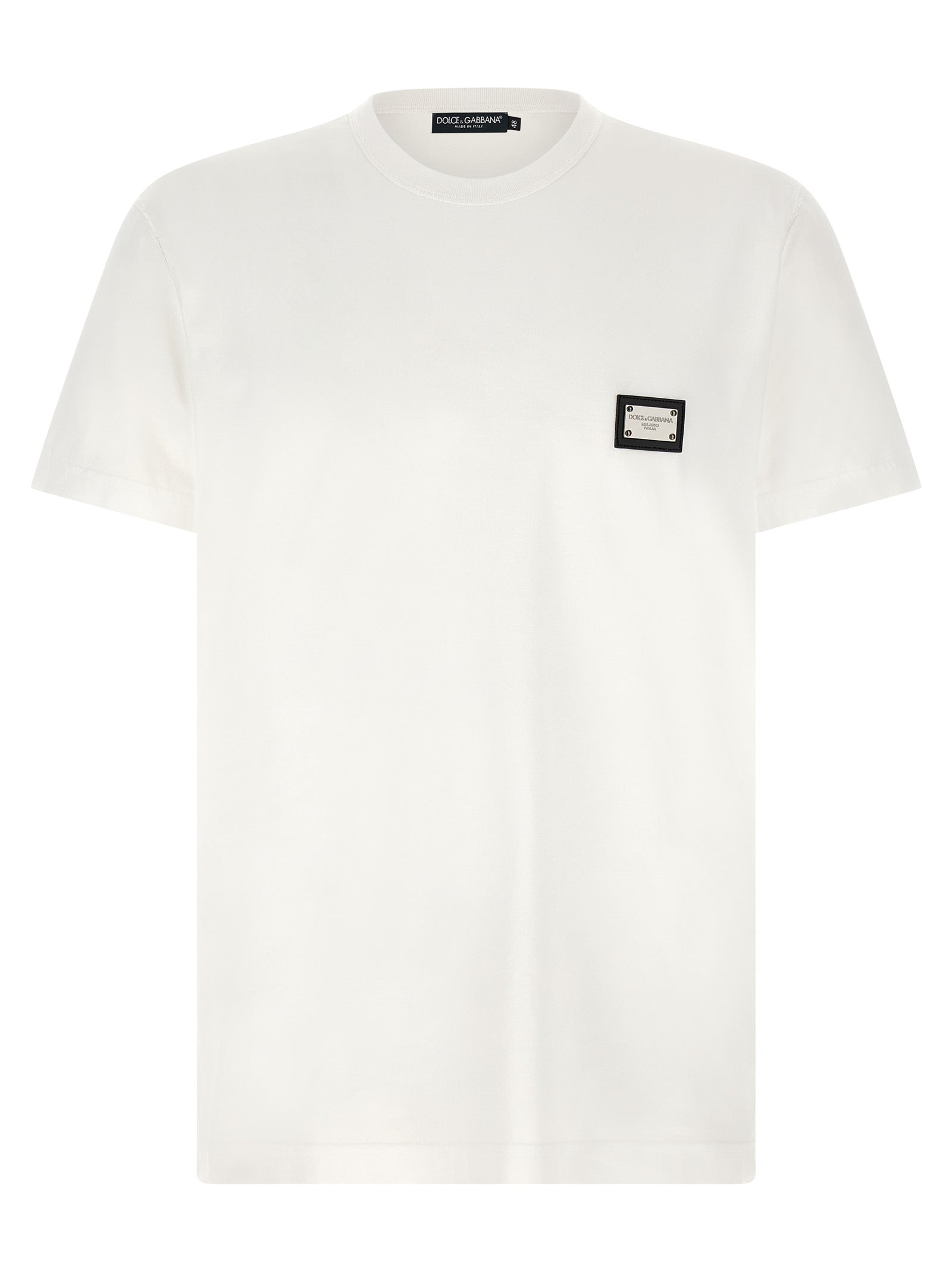 T-shirt en coton blanc Dolce & Gabbana, vêtement décontracté avec logo discret, porté sur un mannequin.