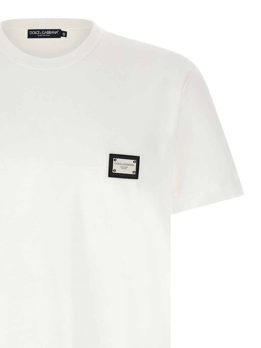 T-shirt en coton blanc Dolce & Gabbana avec logo visible, porté sur mannequin, détails du col et des manches.