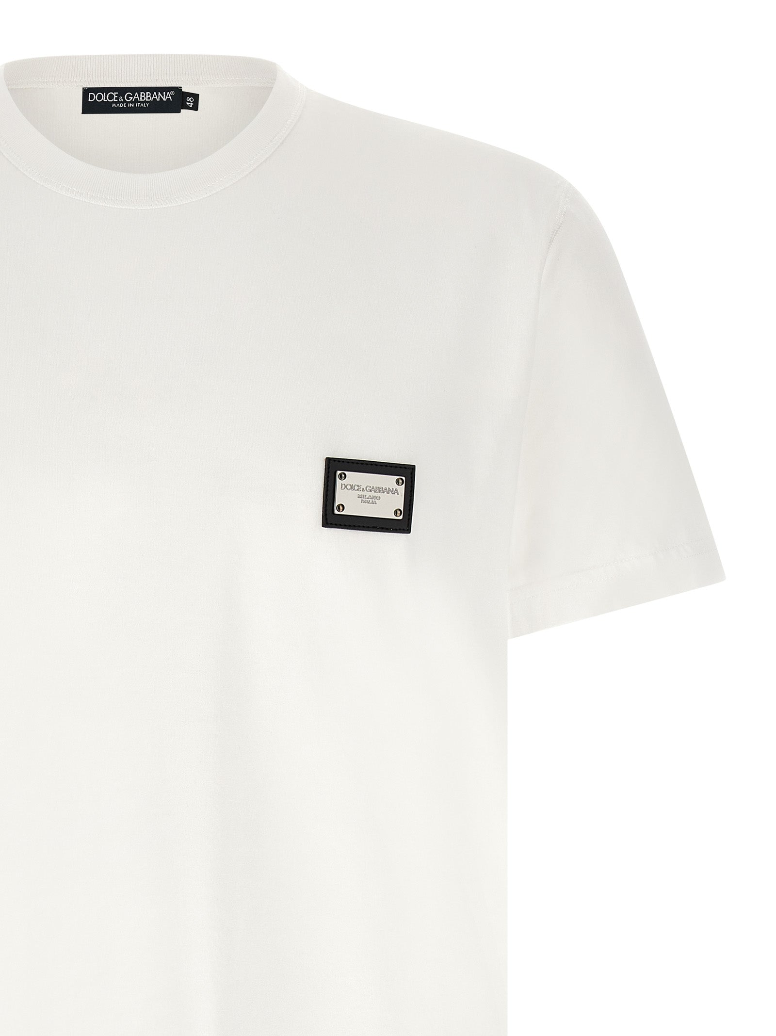 T-shirt en coton blanc Dolce & Gabbana avec logo visible, porté sur mannequin, détails du col et des manches.