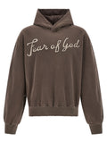 Sweatshirt en coton marron Fear Of God, style décontracté, avec logo discret, porté sur mannequin.