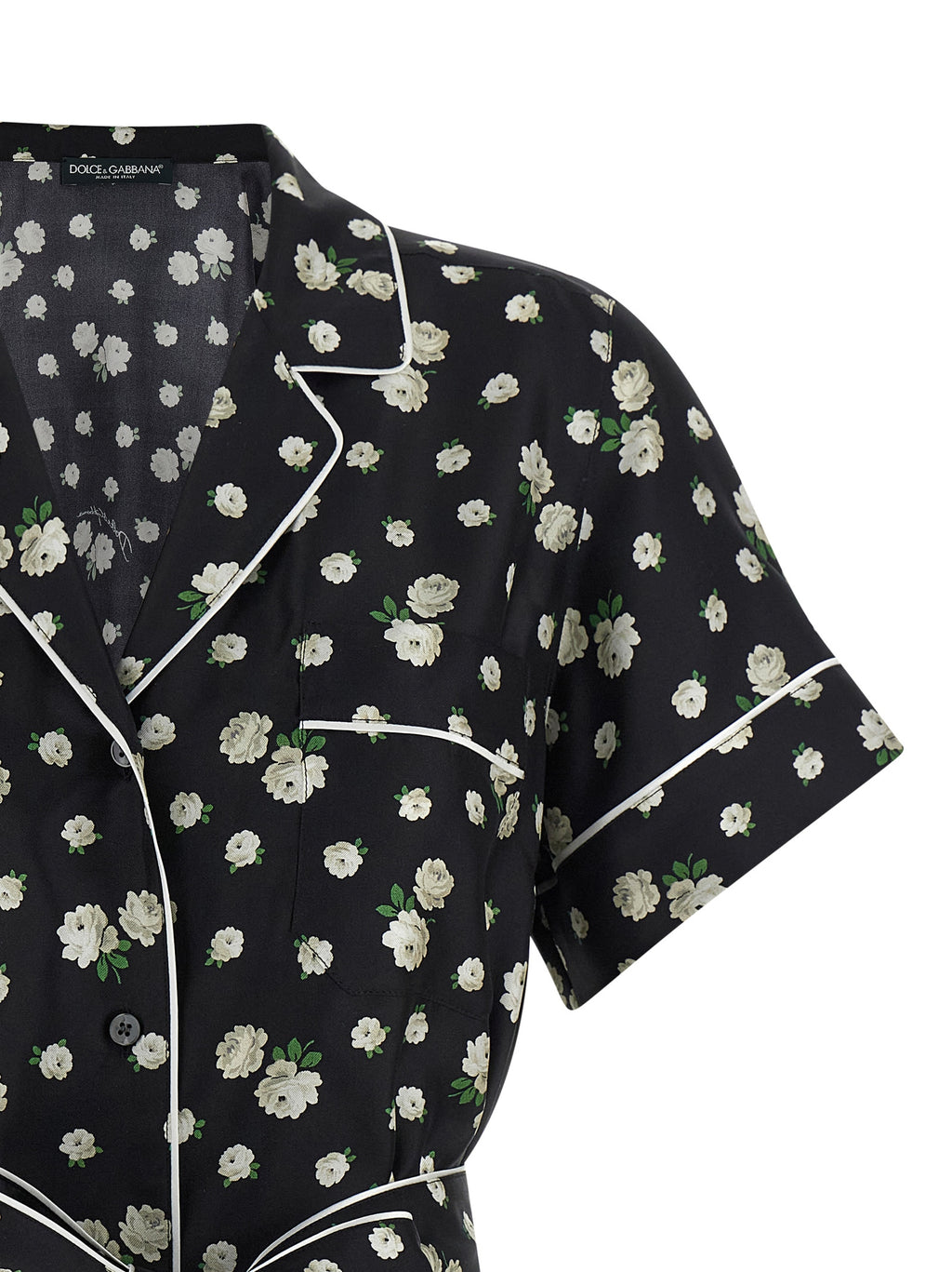Blouse en soie noire Dolce & Gabbana, élégante, avec manches longues et décolleté en V, portée sophistiquée.