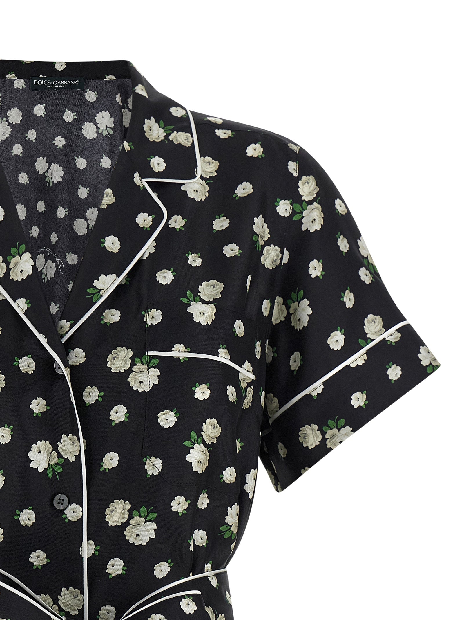 Blouse en soie noire Dolce & Gabbana, élégante, avec manches longues et décolleté en V, portée sophistiquée.