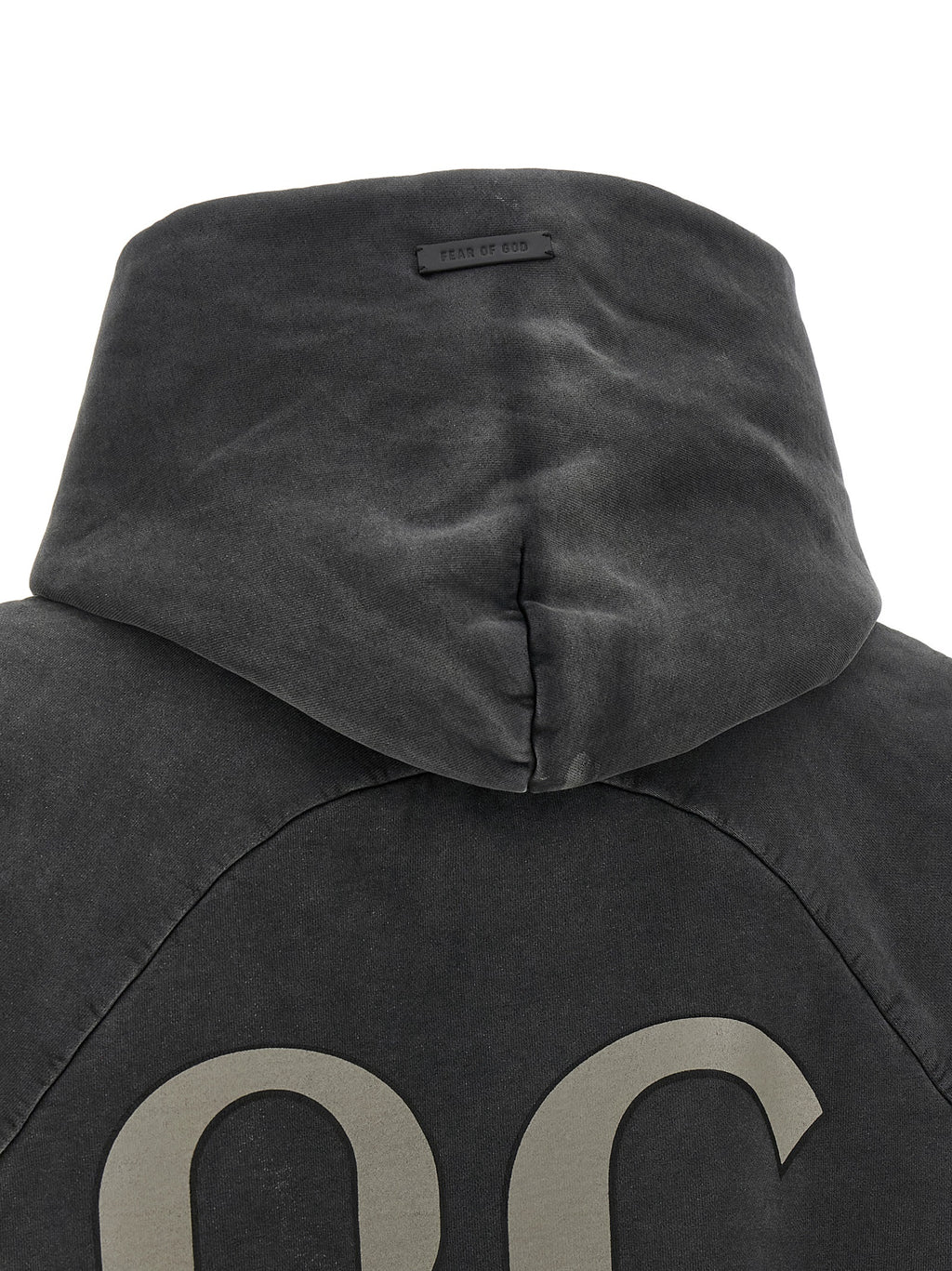 Sweat-shirt en coton noir Fear Of God porté, décontracté avec col rond et manches longues, style streetwear.