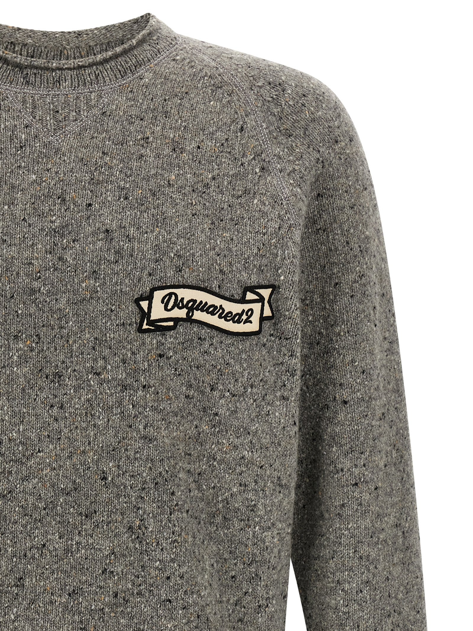 Cardigan en laine gris de la marque Dsquared², avec détails élégants et texture douce visible sur l'image.