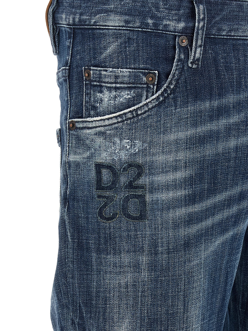 Jeans en coton bleu de coupe décontractée de la marque Dsquared², visibles en gros plan.