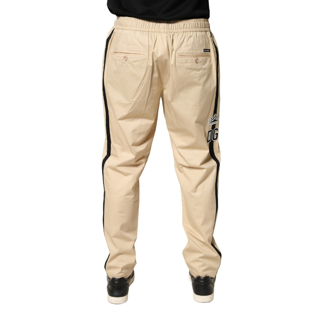 Pantalon jogger beige en coton pour homme de la marque Dolce & Gabbana, coupe skinny et confortable, visible en détail.