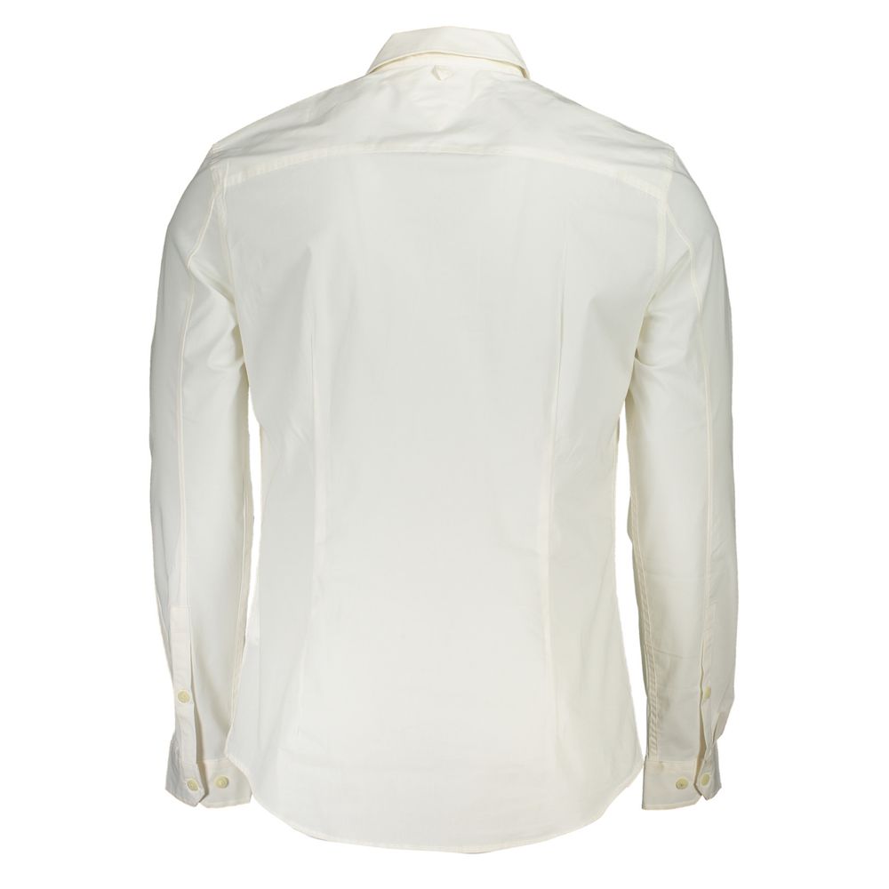 Chemise blanche en coton pour homme de la marque Tommy Hilfiger, vue de face sur un mannequin.