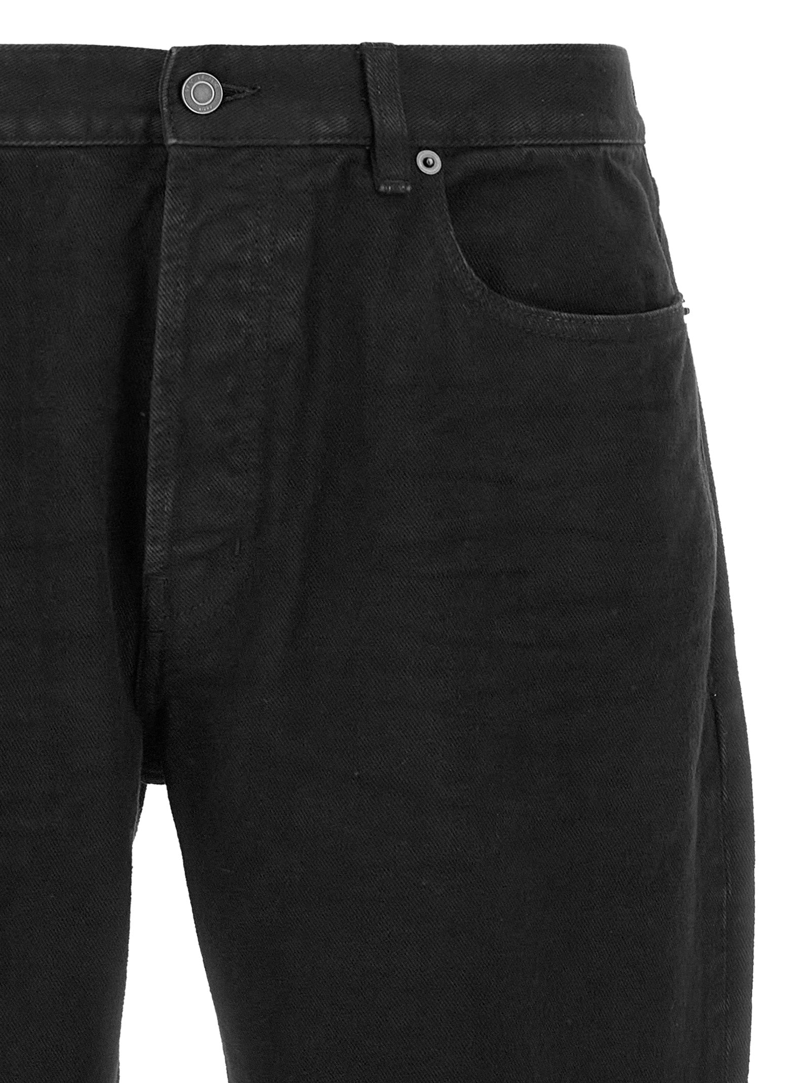 Jeans droits en coton noir Saint Laurent, silhouette classique, détails de couture visibles, tissu confortable et de qualité.